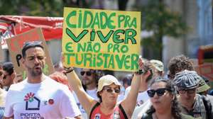 Participantes durante a manifestação pelo direito à habitação, ação convocada pelo movimento Porta a Porta, plataforma Casa Para Viver, Referendo pela Habitação, Projecto Ruído, Vida Justa e 1º Esquerdo, face ao agravamento da crise na habitação, na Praça da Batalha, no Porto, 29 de junho de 2025. MANUEL FERNANDO ARAÚJO/LUSA