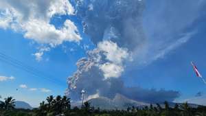 epa12221745 A handout photo made available by Indonesia's Volcanology and Geological Hazard Mitigation Center (PVMBG) shows Mount Lewitobi Lake-laki spewing ash during its eruption in East Flores, Indonesia, 07 July 2025. The eruption caused a volcanic ash plume to rise up to 18 kilometers.  EPA/PVMBG HANDOUT HANDOUT EDITORIAL USE ONLY/NO SALES