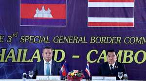 epa12613777 A handout photo made available by the Defense Ministry of Thailand shows Cambodian Defense Minister Tea Seiha (L) and Thai Defense Minister Natthaphon Narkphanit attending a General Border Committee Meeting in Ban Pak Kard, Chanthaburi Province, Thailand, 27 December 2025. The two countries have signed a ceasefire agreement, according to the defense ministers' joint statement.  EPA/DEFENSE MINISTRY OF THAILAND/HAN HANDOUT HANDOUT/EDITORIAL USE ONLYHANDOUT EDITORIAL USE ONLY/NO SALES
