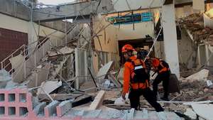 epa13170380 A handout photo made available by the National Search and Rescue Agency of Indonesia (BASARNAS) shows rescuers searching for victims after a 7.7 magnitude earthquake in Maumere, East Nusa Tenggara province, Indonesia, 15 August 2026. A powerful earthquake struck off Indonesia’s Flores Island, killing people and prompting a tsunami warning.  EPA/BASARNAS / HANDOUT EDITORIAL USE ONLY/NO SALESHANDOUT EDITORIAL USE ONLY/NO SALES
