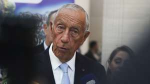 O Presidente da República de Portugal, Marcelo Rebelo de Sousa, fala aos jornalistas no final de um encontro com o Presidente de Moçambique, Daniel Chapo (ausente da fotografia), no Palácio da Ponta Vermelha, em Maputo, Moçambique, 26 de junho de 2025. LUÍSA NHANTUMBO/LUSA