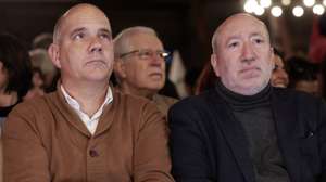 O canditado à Presidência da República António Filipe (D) acompanhado pelo secretário-geral do Partido Comunista Português (PCP), Paulo Raimundo (E), no Espaço Herança Magna, em Vila Nova de Gaia, 10 de janeiro de 2026. Os portugueses elegem o novo Presidente da República em 18 de janeiro. MANUEL FERNANDO ARAUJO/LUSA