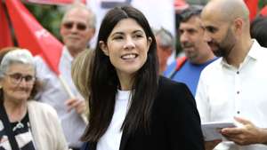 A Coordenadora do Bloco de Esquerda (BE), Mariana Mortágua (C) acompanhada por Pedro Filipe Soares (D), deputado do BE, durante arruada para as Eleições Europeias, no Recinto da Feira da Sra da Hora, Matosinhos, 11 de Maio de 2024.  MANUEL FERNANDO ARAUJO/LUSA