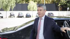 O secretário-geral do Partido Socialista (PS), José Luís Carneiro, à chegada para uma visita ao Centro de Formação Profissional da Indústria Eletrónica (CINEL), no âmbito da Rota pelo Ensino e Formação Profissional,  em Lisboa, 14 de maio de 2026. ANTÓNIO PEDRO SANTOS/LUSA