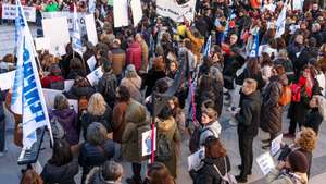 Professores durante a manifestação de professores em dia de greve com distribuição de informação à população sobre as razões da luta dos professores, assinatura de postal de solidariedade com os professores em luta e divulgação das primeiras informações sobre a adesão à greve no distrito de Coimbra, na praça 8 de Maio, em Coimbra, 24 de janeiro de 2023. A greve foi convocada por oito organizações sindicais: Associação Sindical de Professores Licenciados (ASPL), Federação Nacional dos Professores (FENPROF), Pró-Ordem dos Professores - Associação Sindical/Federação Portuguesa dos Professores, Sindicato dos Educadores e Professores Licenciados (SEPLEU), Sindicato Nacional dos Profissionais de Educação (SINAPE), Sindicato Nacional e Democrático dos Professores (SINDEP), Sindicato Independente de Professores e Educadores (SIPE) e Sindicato Nacional dos Professores Licenciados pelos Politécnicos e Universidades (SPLIU), 24 de janeiro de 2023. PAULO NOVAIS/LUSA