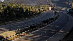 A Autoestrada 1 (A1) está cortada nos dois sentidos desde as 18:00 entre Fátima e Torres Novas, distrito de Santarém, na sequência de um incêndio que deflagrou em Ourém às 16:20, disse fonte da concessionária Brisa, Ourém, Santarém, 23 de julho de 2020. O incêndio, às 20:15, de acordo com a página da Proteção Civil, estava a ser combatido por 215 bombeiros, 63 viaturas e seis meios aéreos.PAULO CUNHA/LUSA