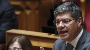O líder parlamentar do do Partido Socialista (PS), Eurico Brilhante Dias, intervém na sessão plenária no dia da discussão na generalidade do Pacote Laboral, na Assembleia da República, em Lisboa, 18 de junho de 2026. MANUEL DE ALMEIDA/LUSA