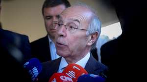 O candidato presidencial, Luís Marques Mendes, fala à imprensa à sua chegada para participar no ciclo de debates ‘Portugal e o Futuro’, uma  iniciativa da Associação de Estudantes da Nova SBE (Nova SBE Students' Union) que visa promover o diálogo com figuras de relevo da política e da sociedade portuguesas sobre os desafios que se colocam ao país e a importância da figura presidencial para a sua superação, no Campus de Carcavelos da Nova SBE, 01 de abril de 2025. TIAGO PETINGA/LUSA