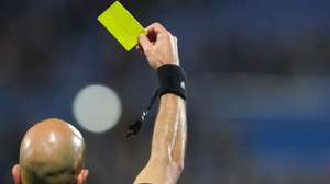 O árbitro Luis Godinho mostra um cartão amarelo durante o jogo entre o Vizela e o Famalicão a contar para a Primeira Liga de Futebol realizado no Estádio do Futebol Clube de Vizela, 18  de março de 2022. HUGO DELGADO/LUSA