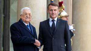 epa12518657 French President Emmanuel Macron (R) meets with President of the Palestinian National Authority Mahmoud Abbas (L) at the Elysee Presidential Palace in Paris, France, 11 November 2025.  EPA/CHRISTOPHE PETIT TESSON