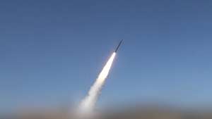epa13158479 A handout screen grab taken from a video released by Houthi military media on 09 August 2026 shows a missile launch from an undisclosed location in Yemen. Houthi military spokesman Yahya Saree said the group launched missile and drone attacks on the Red Sea port city of Mocha, Yemen, targeting Saudi troop concentrations and weapons depots, wounding and killing several soldiers.  EPA/HOUTHI MILITARY MEDIA CENTER HANDOUT HANDOUT EDITORIAL USE ONLY/NO SALES