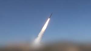 epa13158479 A handout screen grab taken from a video released by Houthi military media on 09 August 2026 shows a missile launch from an undisclosed location in Yemen. Houthi military spokesman Yahya Saree said the group launched missile and drone attacks on the Red Sea port city of Mocha, Yemen, targeting Saudi troop concentrations and weapons depots, wounding and killing several soldiers.  EPA/HOUTHI MILITARY MEDIA CENTER HANDOUT HANDOUT EDITORIAL USE ONLY/NO SALES