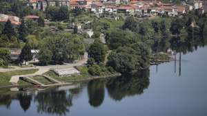 Vista do rio Minho e da cidade de Tuí (Espanha) a partir da fortaleza de Valença, 18 de Maio de 2020. Como consequência da pandemia de covid-19 o fecho da fronteira entre Portugal e Espanha levou à ausência de peregrinos para Santiago de Compostela e esvaziamento das cidades mais próximas da fronteira. (ACOMPANHA TEXTO DO DIA 23 DE MAIO DE 2020). JOSÉ COELHO/LUSA