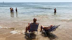 Populares na praia de Carcavelos. Num fim de semana com temperaturas ultrapassar os 40.ºC em diversos distritos do país, sobretudo no interior Norte e Centro e no Alentejo. Segundo o IPMA, as temperaturas máximas vão variar entre os 23º (Porto e Aveiro) e os 43º (Évora) e as mínimas entre os 13º (Bragança e Viseu) e os 26º (Faro). Foi igualmente emitido um aviso laranja de tempo quente até às 5h de domingo, dia 15, para os distritos de Beja, Castelo Branco, Évora e Portalegre e estão ainda sob aviso amarelo os distritos de Braga, Faro, Lisboa, Santarém, Setúbal, Vila Real e Viseu. Carcavelos, 14 de aosto de 2021 MIGUEL A. LOPES/LUSA