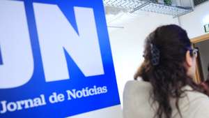 Inês de Sousa Real, porta-voz do PAN (D), conversa com trabalhadores do Jornal de Notícias, 01 de dezembro 2023, Porto. ESTELA SILVA/LUSA