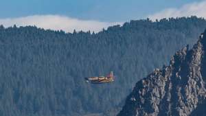 Um avião Canadair participa no combate ao incêndio ativo no Pico Ruivo, o ponto mais alto da Ilha da Madeira, concelho de Santana, 22 de agosto de 2024. O incêndio rural na ilha da Madeira deflagrou há uma semana, dia 14 de agosto, nas serras do município da Ribeira Brava, propagando-se progressivamente aos concelhos de Câmara de Lobos, Ponta do Sol e, através do Pico Ruivo, Santana. HOMEM DE GOUVEIA/LUSA