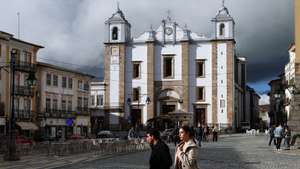 Turistas passeiam na Praça do Giraldo em Évora, cidade que foi escolhida para Capital Europeia da Cultura 2027. Évora, 09 de junho de 2021. (ACOMPANHA TEXTO DE 11 DE DEZEMBRO DE 2022). NUNO VEIGA/LUSA