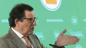 O ministro da Economia e da Coesão Territorial, Manuel Castro Almeida, usa da palavra durante a cerimónia de inauguração do novo do Bloco Logístico da Mercadona (o maior da marca na peninsúla ibérica) em Almeirim, Santarém, 27 de junho de 2025. TIAGO PETINGA/LUSA