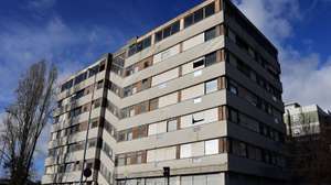 O movimento Porta a Porta inicia uma campanha nacional "Mais casas públicas, menos crise na habitação", junto ao antigo edifício militar na Avenida de França, no Porto, 25 de janeiro de 2025. Esta campanha nacional passa por fazer ações em edifícios públicos devolutos, chamando à atenção para o estado de abandono dos mesmos, demonstrar que há património público subaproveitado e insistir para que se amplie o número de casas públicas no país. ESTELA SILVA/LUSA