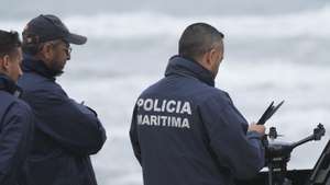 Agentes da Polícia Marítima participam nos trabalhos de resgate da embarcação de pesca que virou ao largo das praias de São Pedro do Moel e de Vieira, causando a morte a três pessoas e sete estão desaparecidas, na praia do Samouco, Marinha Grande, 03 de julho de 2024. Oito pessoas foram resgatadas e transportadas para o Porto da Figueira da Foz. CARLOS BARROSO/LUSA