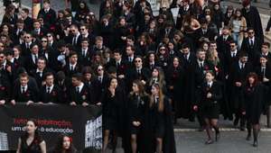 Estudantes protestam durante a manifestação nacional em Lisboa, 21 de março de 2024. Movimentos Associativos e Federativos Estudantis Nacionais promovem uma marcha de protesto contra a inflação imobiliária que condiciona a habitação estudantil, e contra o incumprimento do Plano Nacional para o Alojamento no Ensino Superior (PNAES), exigindo à tutela uma resposta perante uma das condicionantes no acesso ao Ensino Superior. ANTÓNIO COTRIM/LUSA