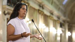 A líder parlamentar do Partido Comunista Português (PCP), Paula Santos, fala aos jornalistas no final de uma reunião com membros do Governo, com o objetivo de tratar temas relevantes para o país na Assembleia da República em Lisboa, 05 de setembro de 2025.  FILIPE AMORIM/LUSA