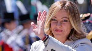 epa11731237 Italian Prime Minister Giorgia Meloni waves as she arrives to lay a wreath at the General Jose de San Martin monument in Buenos Aires, Argentina, 20 November 2024. Meloni is on her first official visit to Argentina after participating in the G20 leaders' summit in Rio de Janeiro.  EPA/JUAN IGNACIO RONCORONI