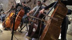 Elementos da orquestra composta por 63 músicos, coro com 40 elementos e 4 solistas de 14 nacionalidades diferentes, liderada pelo maestro Pedro Amaral, participam num ensaio no Teatro Thalia, para o Concerto pela Paz que decorrerá dia 07 de dezembro, na Fundação Calouste de Gulbenkian, em Lisboa, 05 de dezembro de 2023. (ACOMPANHA TEXTO DA LUSA DO DIA 06 DE DEZEMBRO DE 2023). MIGUEL A. LOPES/LUSA