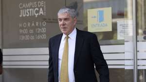 Former Prime Minister Jose Socrates, the main defendant in Operation Marques, leaves the Lisbon Central Criminal Court on Campus de Justica for a break, during the first day of the trial of Socrates and 20 other defendants, including individuals and companies, for 117 crimes, in Lisbon, Portugal, 03 July 2025. Former Portuguese prime minister Jose Socrates and the other 20 official suspects in Operation Marques are to stand trial on Thursday at the Campus de Justiça in Lisbon, more than a decade after the case accusing the former PM of corruption came to light. MIGUEL A. LOPES/LUSA