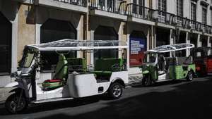 Conjunto de tuk-tuk estacionados na baixa lisboeta durante a reportagem sobre o impacto da covid-19 no negócio dos tuk-tuk e na animação turística, em Lisboa, 13 de agosto de 2020. (ACOMPANHA TEXTO DE 15/08/2020) RODRIGO ANTUNES/LUSA