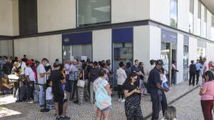 Utentes aguardam em fila pela sua vez à entrada do novo balcão do Instituto dos Registos e do Notariado (IRN) no Parque das Nações, em Lisboa, 01 de setembro de 2025. Este novo balcão vai receber todo o atendimento presencial que até aqui era prestado na Conservatória dos Registos Centrais. MIGUEL A. LOPES/LUSA