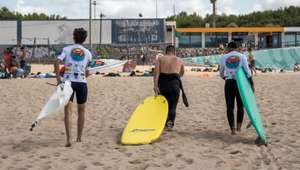 Saúde Mental: o Wave by Wave é um projeto que utiliza o poder terapêutico do surf e do mar para promover a saúde mental e o bem-estar de crianças. 21 de Julho de 2023 Carcavelos, Cascais TOMÁS SILVA/OBSERVADOR