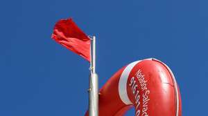 Bandeira vermelha içada na praia que esteve fechada a banhos devido às Caravelas que invadiram a praia da Foz do Arelho, tornado-a interdita a banhos, a 30 de Julho de 2009.    MARIO CALDEIRA / LUSA