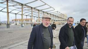 Presidential candidate António Filipe (L), during a campaign event for the January 18th presidential elections at fishing port in Peniche, Portugal, 08 January 2026. CARLOS BARROSO/LUSA