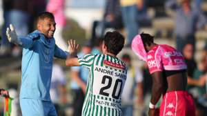 Os jogadores do Lusitano festejam com o seu guarda-redes e capitão Marcelo Valverde (E), após vencerem nas grande penalidades o Estoril em jogo da 3ª eliminatória da Taça de Portugal entre o Lusitano de Évora e o Estoril Praia, no Campo Estrela, Évora, 20 de outubro de 2024. NUNO VEIGA/LUSA