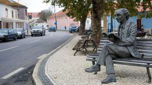 A estátua de José Saramago na sua terra natal, Azinhaga, no dia em que se completa o projeto &quot;Cem oliveiras para Saramago”, uma iniciativa da Junta de Freguesia de Azinhaga, da Câmara Municipal da Golegã e da Fundação José Saramago, que arrancou a 22 de novembro de 2019 e que pretende homenagear o escritor português na sua terra natal com a plantação de cem árvores, Golegã, 16 de novembro de 2022. PAULO CUNHA/LUSA