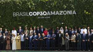 epa12510978 Heads of state and governments, and other attendees of the COP30 leaders' summit take part in a family photo in Belem, Brazil, 07 November 2025. The summit precedes the main 30th United Nations Climate Change Conference, running from 10 to 21 November in Belem, the gateway to the Amazon rainforest.  EPA/ANTONIO LACERDA