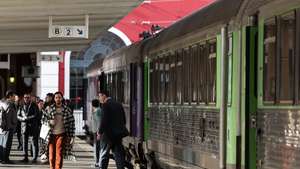 A CP suprimiu 143 comboios dos 249 programados entre as 00:00 e as 08:00 de hoje devido à greve dos trabalhadores da transportadora, segundo um balanço enviado pela empresa à Lusa, Santa Apolónia, Lisboa, 27 de fevereiro de 2023. Os trabalhadores da CP dão hoje início a mais greves, com a transportadora a alertar para “fortes perturbações” até 02 de março, num protesto pelo impasse nas negociações salariais que também envolve a Infraestruturas de Portugal (IP). TIAGO PETINGA/LUSA