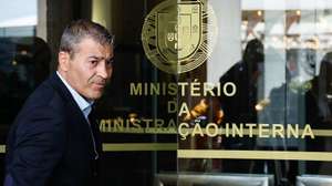 O presidente da Associação dos Profissionais da Guarda (APG/GNR), César Nogueira, à chegada para uma reunião com a ministra da Administração Interna, Margarida Blasco (ausente da foto), por melhores condições salariais, exigindo um subsidio idêntico ao atribuído à Polícia Judiciária, em Lisboa, 02 de maio de 2024. ANTÓNIO PEDRO SANTOS/LUSA
