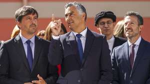 O ministro da Educação, Ciência e Inovação, Fernando Alexandre (C), conversa com o presidente da Câmara Municial de Braga, João Rodrigues (E), acompanhado pelo reitor da Universidade do Minho (UMinho), Pedro Arezes (D), durante a visita na cerimónia de inauguração da Residência Universitária Confiança, em Braga, 10 de setembro de 2026. HUGO DELGADO/LUSA