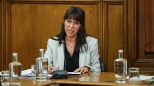 A ministra da Defesa Nacional, Helena Carreiras, durante a sua audição na Comissão de Defesa Nacional, ao abrigo do n.º 5 do artigo 104.º do Regimento da Assembleia da República, incluindo um ponto sobre o processo de revisão do Regulamento da Avaliação do Mérito dos Militares das Forças Armadas (RAMMFA), a requerimento do grupo parlamentar do PCP, na Assembleia da República, em Lisboa, 28 de fevereiro de 2023. MIGUEL A. LOPES/LUSA