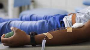 Um dador durante uma ação de recolha de sangue, na cidade da Praia, ilha de Santiago, Cabo Verde, 25 de janeiro de 2022. Depois de um processo que durou quase um ano, com encontros, reuniões e uma comissão instaladora, num desafio lançado pelo próprio Banco de Sangue, foi criada a Associação dos Doadores Voluntários de Sangue da Praia (ADVS – Praia), a primeira do país, que elegeu em 22 de janeiro João Pedro Abreu Martins como presidente. (ACOMPANHA TEXTO DA LUSA DO DIA 31 DE JANEIRO DE 2022). ELTON MONTEIRO/LUSA
