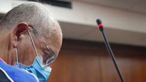 O ex-banqueiro João Rendeiro no Tribunal de Verutam, onde foi presente a um a juiz, Durban, África do Sul, 17 de dezembro de 2021. O juiz sul-africano Rajesh Parshotam decidiu esta sexta-feira que João Rendeiro fica detido provisoriamente até 10 de Janeiro e até que Portugal formalize o pedido de extradição, João Rendeiro foi preso no sábado, num hotel em Durban, na província sul-africana do KwaZulu-Natal, numa operação que resultou da cooperação entre as polícias portuguesa, angolana e sul-africana. LUÍS MIGUEL FONSECA/LUSA