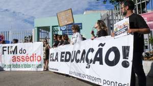 Professores participam numa conferência de imprensa e protesto contra o assédio laboral, moral e abuso de poder, na escola básica e secundária da Ordem de Sant`Iago, Setúbal, 05 de julho de 2023. RUI MINDERICO/LUSA