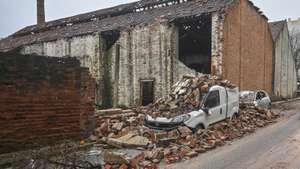 Carro soterrado por escombros 5 dias depois da passagem da depressão Kristin. A passagem da depressão Kristin por Portugal continental, na quarta-feira, deixou um rasto de destruição, causando pelo menos cinco mortos, segundo a Proteção Civil, vários feridos e desalojados.Marinha Grande, 01 de fevereiro de 2026. CARLOS BARROSO/LUSA