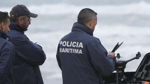 Agentes da Polícia Marítima participam nos trabalhos de resgate da embarcação de pesca que virou ao largo das praias de São Pedro do Moel e de Vieira, causando a morte a três pessoas e sete estão desaparecidas, na praia do Samouco, Marinha Grande, 03 de julho de 2024. Oito pessoas foram resgatadas e transportadas para o Porto da Figueira da Foz. CARLOS BARROSO/LUSA