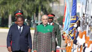 Presidente da República de Moçambique, Filipe Nyusi (E), e o Presidente de de Timor-Leste, José Ramos-Horta (D), passam revista às forças em parada à chegada para um encontro no palácio Presidencial, em Maputo, Moçambique, 05 de julho de 2024. O Presidente De Timor-Leste iniciou hoje uma visita de Estado de três dias a Moçambique para aprofundar as relações de amizade e cooperação entre os dois países. LUÍSA NHANTUMBO/LUSA