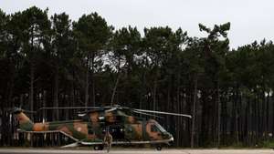 Um helicóptero é visto junto a um hangar durante o exercício multinacional de helicópteros 'HOT BLADE', no Aeródromo de Manobra Nº1 em Maceda, Ovar, 19 de julho de 2013.  (ACOMPANHA TEXTO)  JOSE COELHO/LUSA