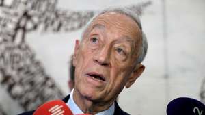 Marcelo Rebelo de Sousa, Presidente da República, fala à comunicação social antes da cerimónia de encerramento da 26.ª edição Correntes d'Escritas, no Cine-Teatro Garrett, na Póvoa de Varzim, 22 de fevereiro de 2025. ESTELA SILVA/LUSA