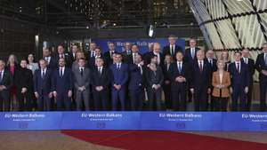 epa11027419 Family photo of the EU-Western Balkans Summit in Brussels, Belgium, 13 December 2023. EU and Western Balkans leaders met in Brussels to discuss strengthening regional cooperation and partnerships, as well as pursuing economic convergence with the EU.  EPA/OLIVIER HOSLET